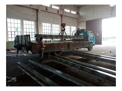5月23日晚一批预埋件与钢闸门装车发往沧州工地，明天进行安装。