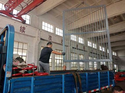 广西南宁水厂订购的一批拦污栅及不锈钢闸门螺杆式启闭机发货。